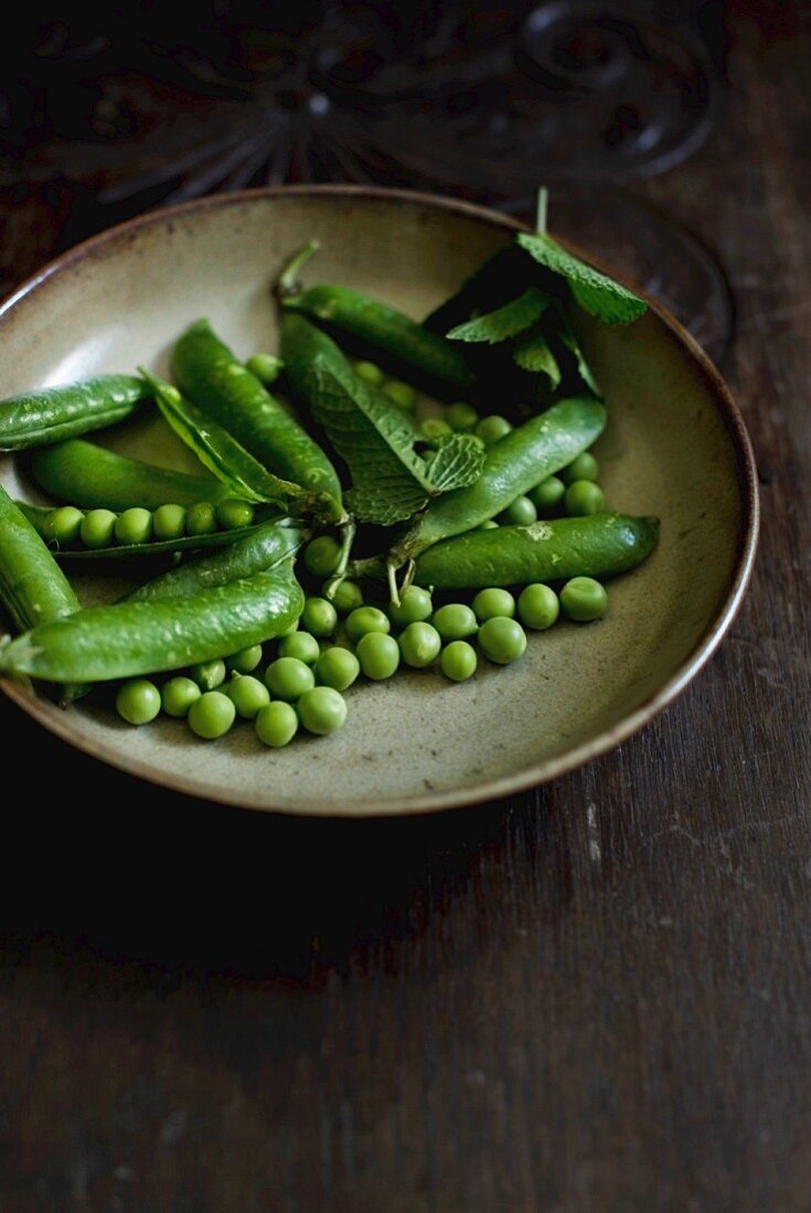 Green peas in a bowl