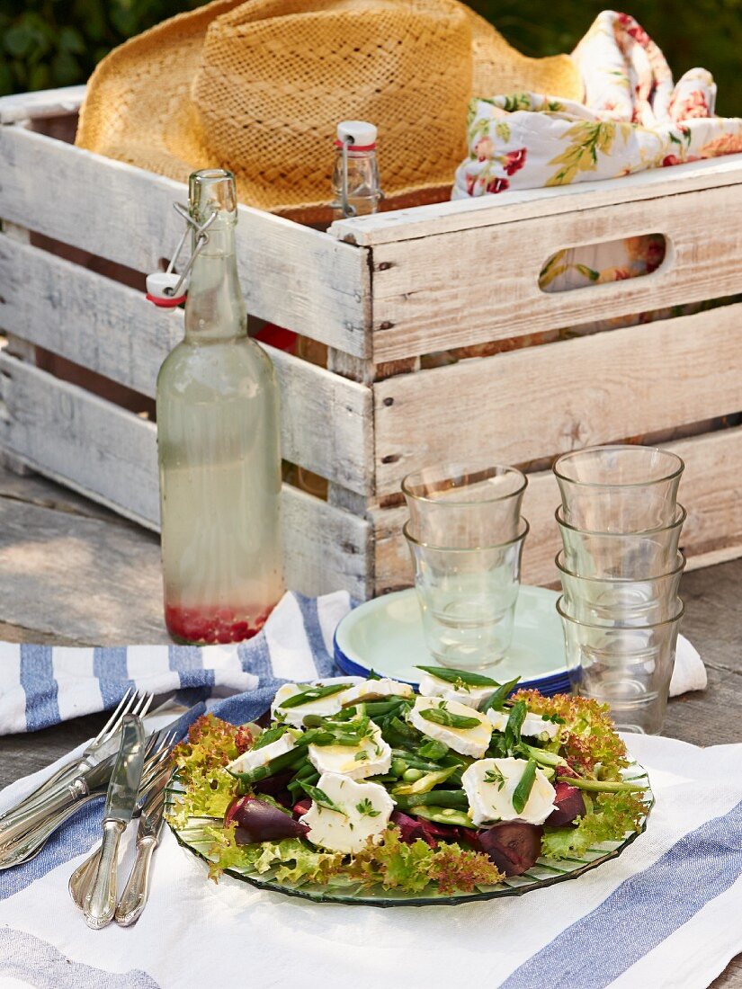 Mixed leaf salad with thyme dressing and goat's cheese