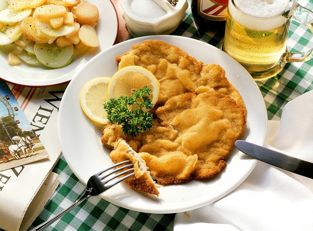 Angeschnittenes Wiener Schnitzel mit Kartoffel-Gurken-Salat