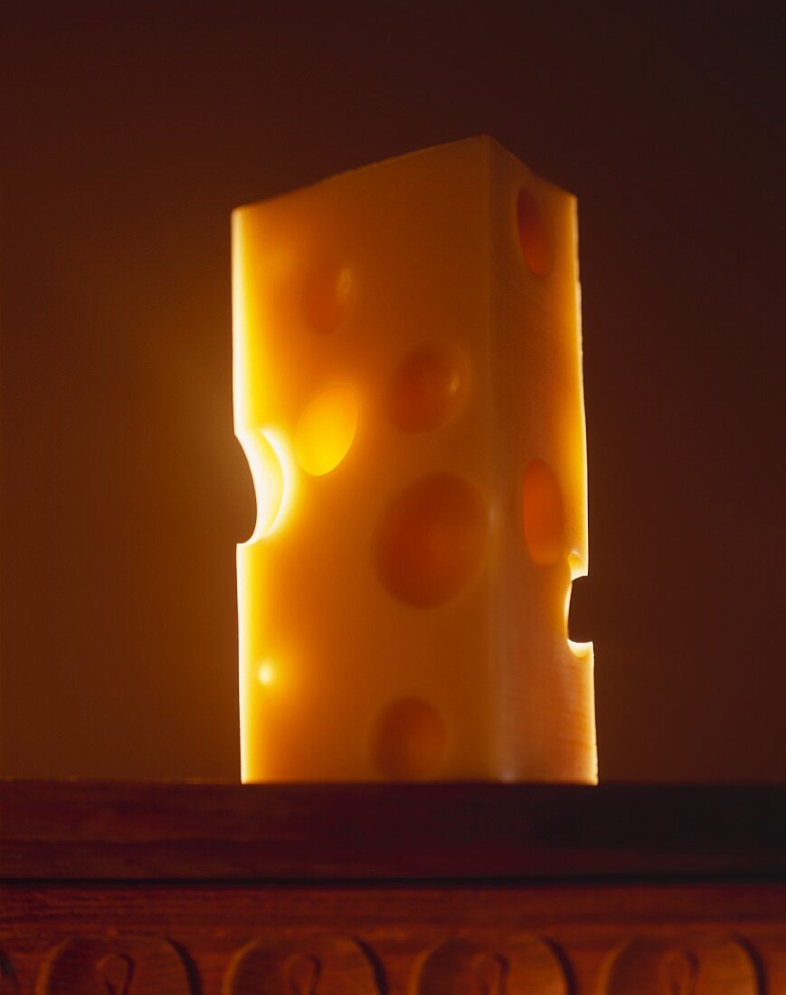 Emmentaler Käse in weichem Licht auf schwarz