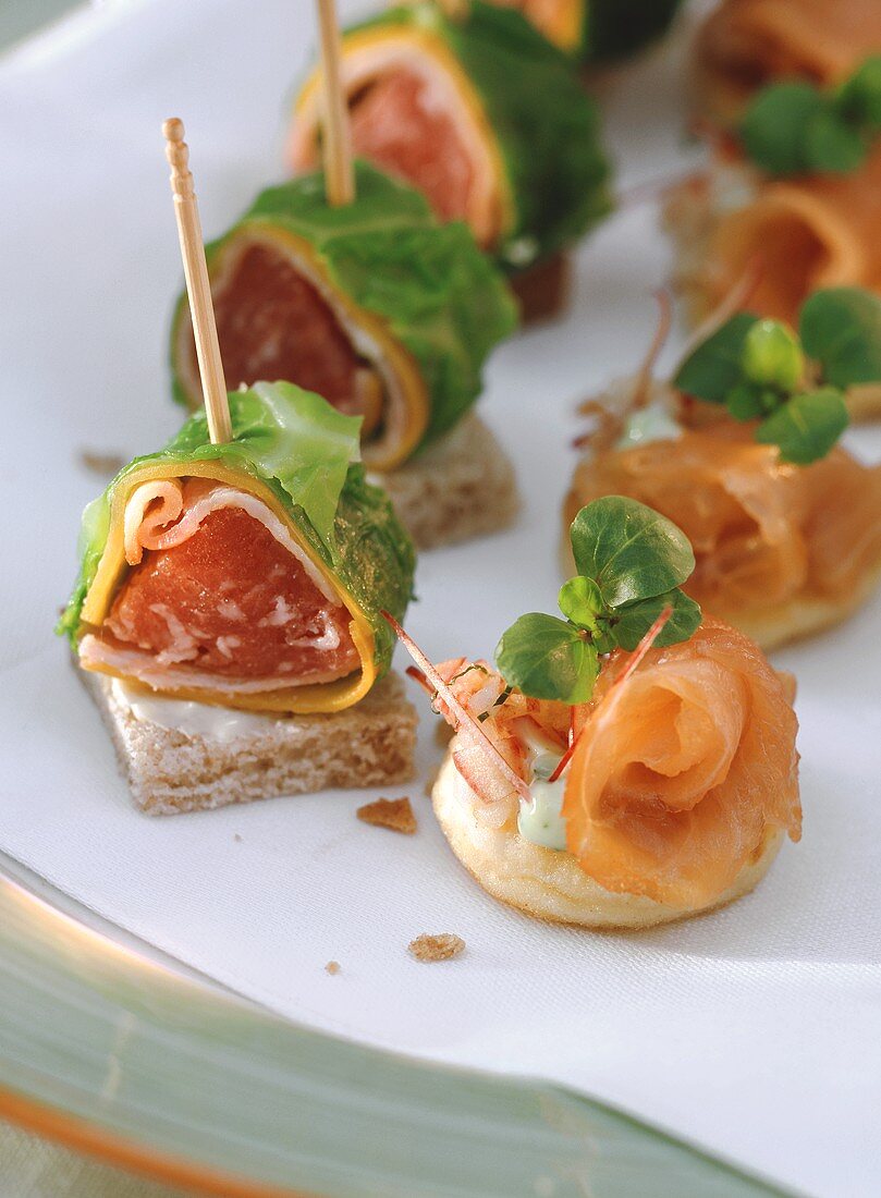 Kartoffeltaler mit Lachs & Kohlröllchen mit Mettwurst gefüllt