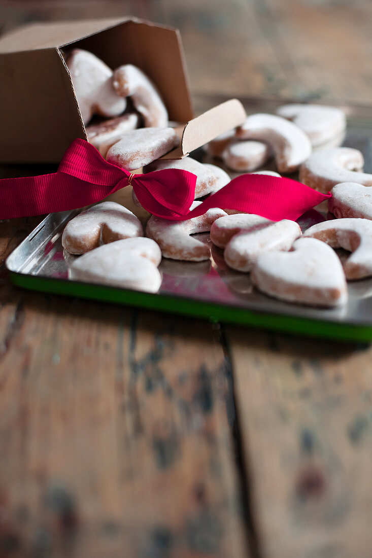 Plätzchen in Herz-Form mit Zuckerguss