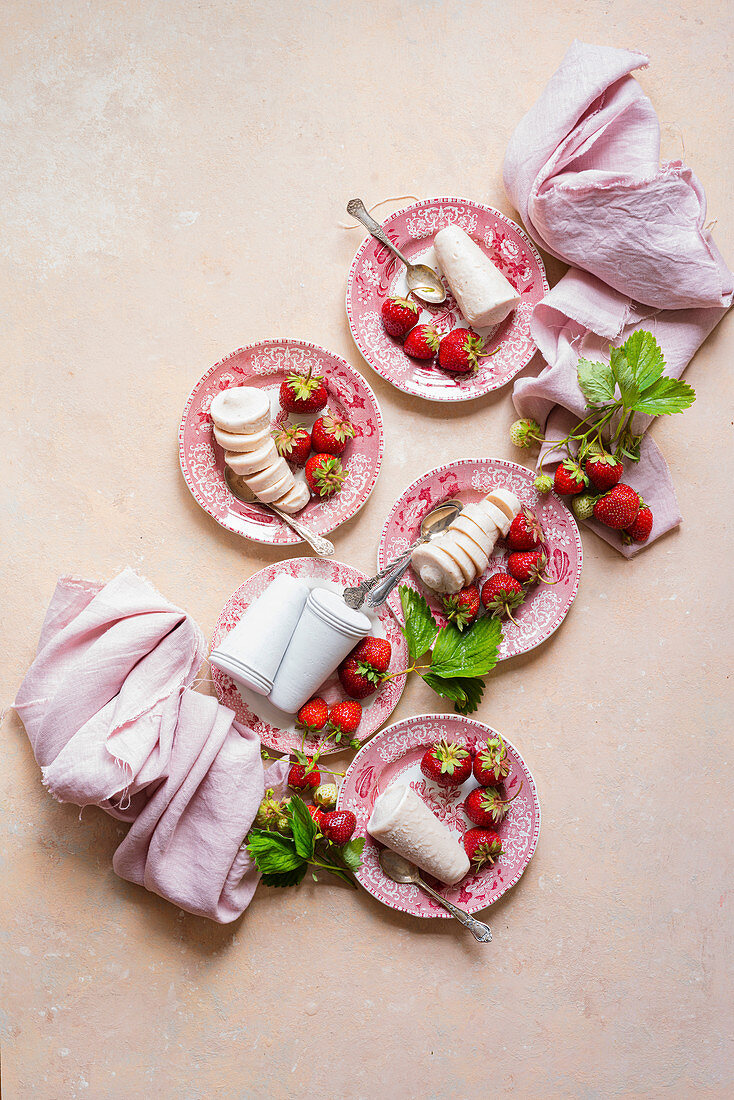 Kulfi (Eisdessert, Indien) mit Erdbeeren