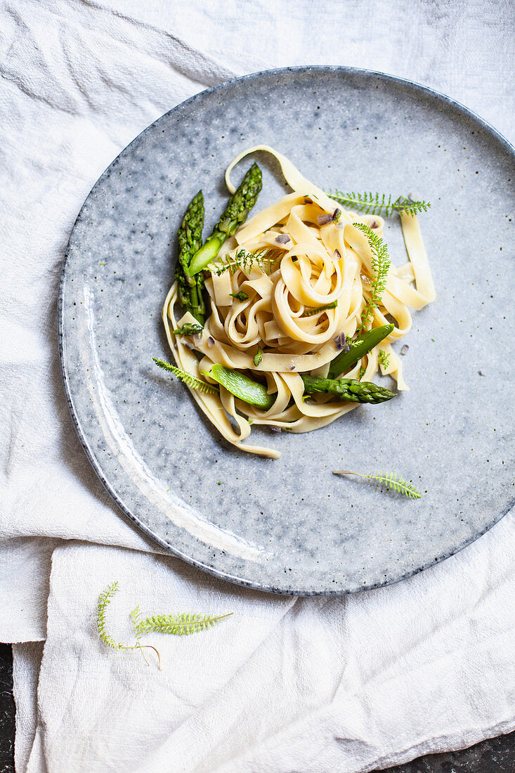 Tagliatelle with green asparagus and yarrow