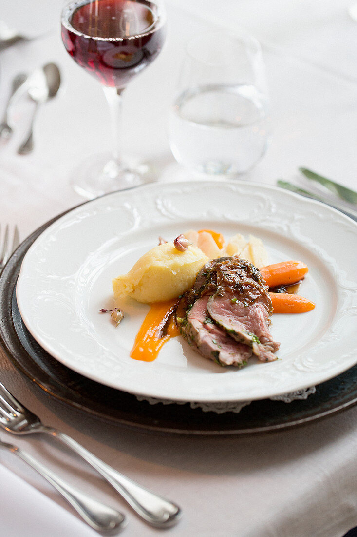 Rindersteak mit Möhren und Kartoffelpüree im Restaurant