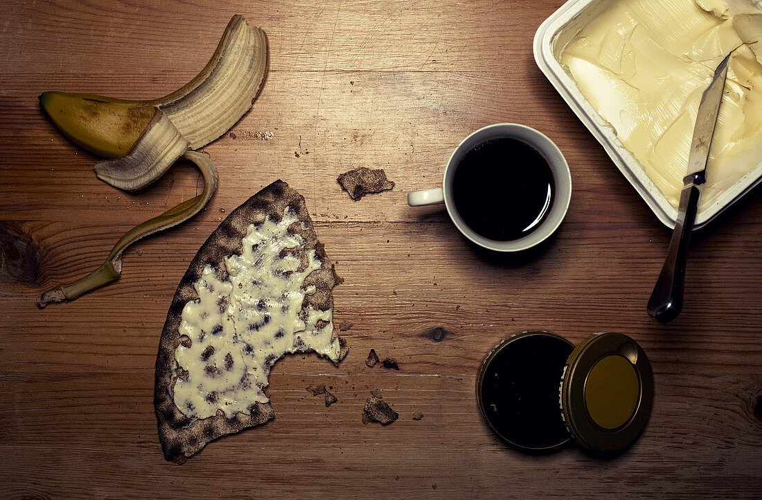 Frühstück mit Knäckebrot, Banane, Kaffee und Butter