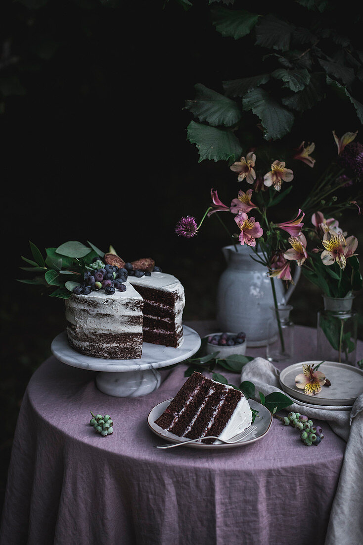 Schokoladentorte mit Blaubeeren und Mascarponecreme