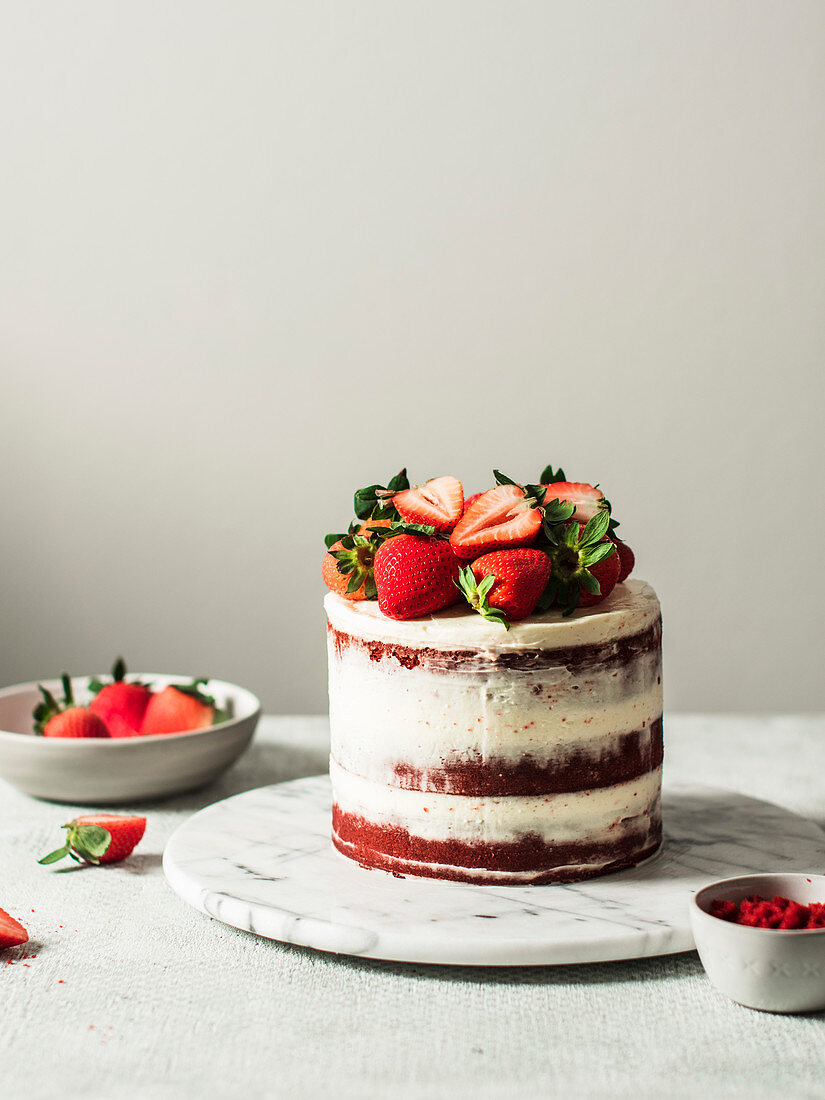 Red Velvet Naked Cake garniert mit Erdbeeren
