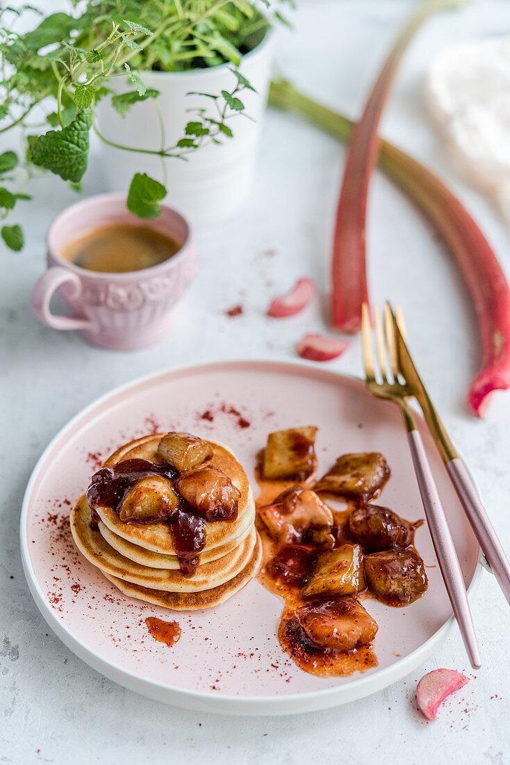 Pancakes mit karamellisiertem Rhabarber und Erdbeerpulver