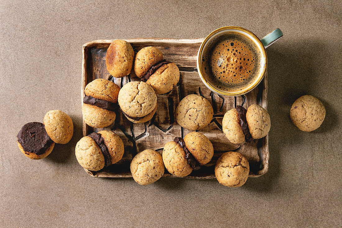 Baci di dama (Haselnussplätzchen, Italien) zum Kaffee