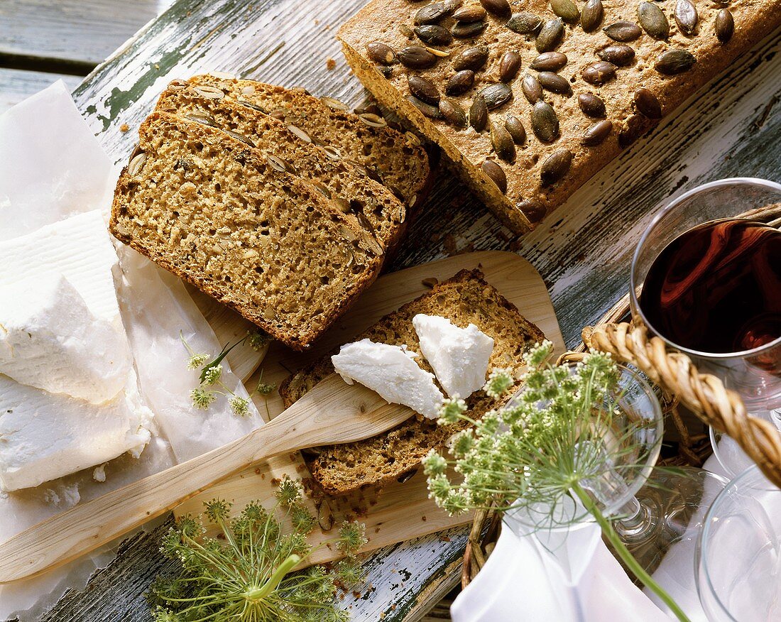 Kürbiskernbrot, angeschnitten & etwas Schafskäse