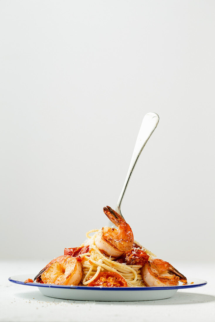 Spaghetti mit Garnelen und ofengerösteten Kirschtomaten