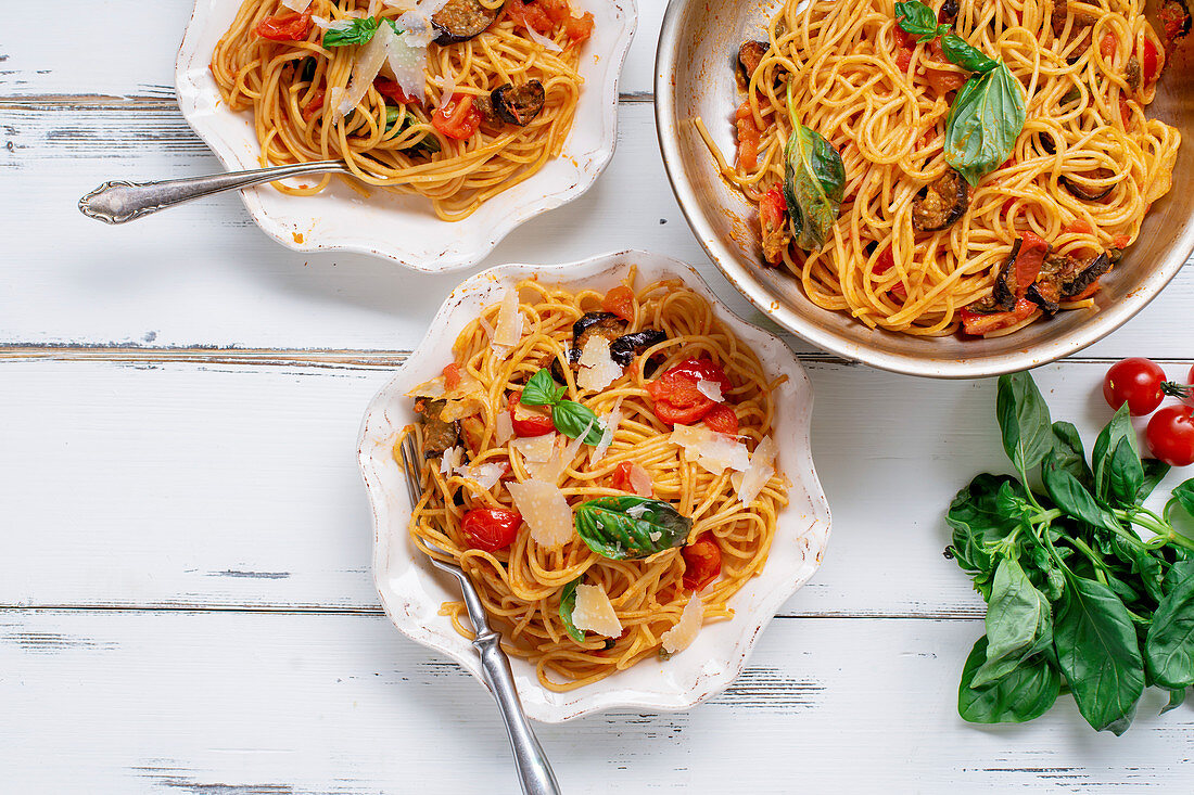 Spaghetti mit Auberginen, Tomaten und Basilikum (Italien)