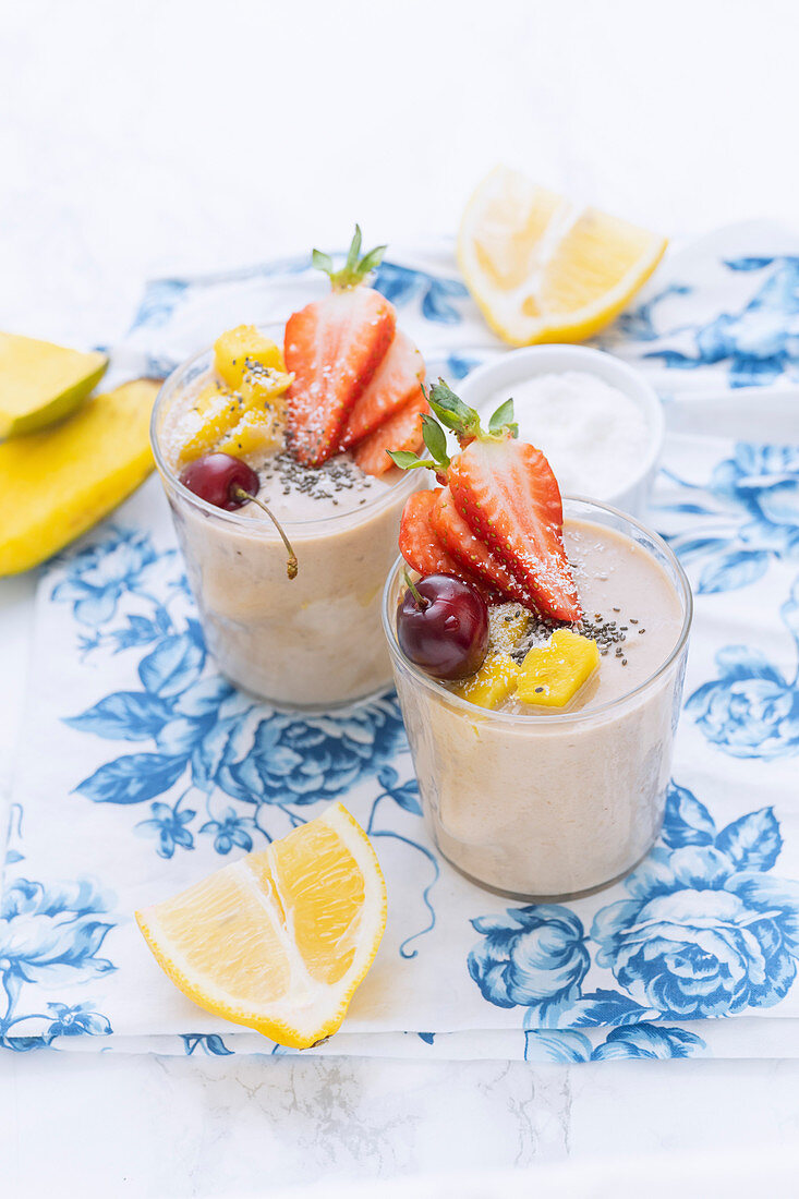 Mango-Bananen-Smoothie in Gläsern dekoriert mit Früchten