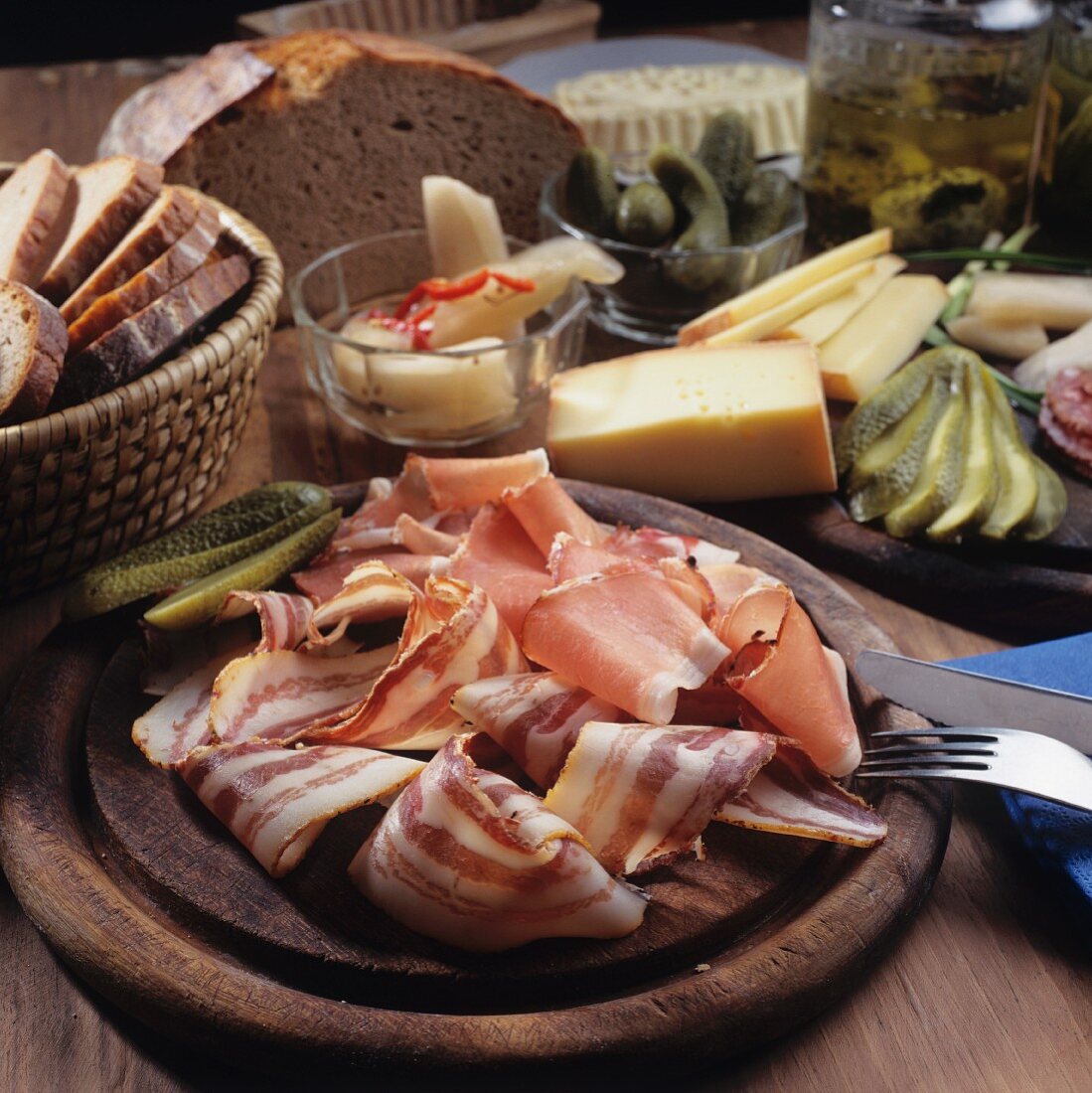 Brettljause (Brotzeit mit Schinken,Speck,Käse,Gurken,etc.)