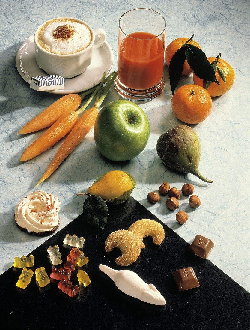 Stillleben mit Süssigkeiten,Obst,Möhren,Saft,Cappuccino