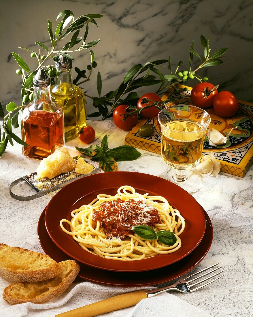 Spaghetti alla bolognese (spaghetti with meat sauce)