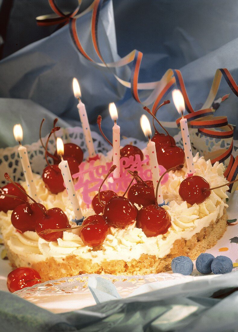 Geburstagskuchen: Sahne-Nuss-Torte mit kandierten Kirschen