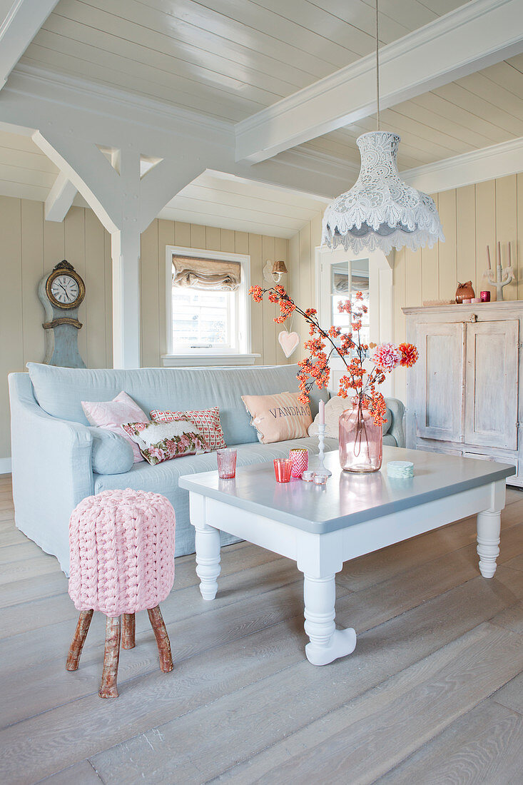 Ländliches Wohnzimmer in Weiß, Grau und Beige mit romantischer Deko in Rosa
