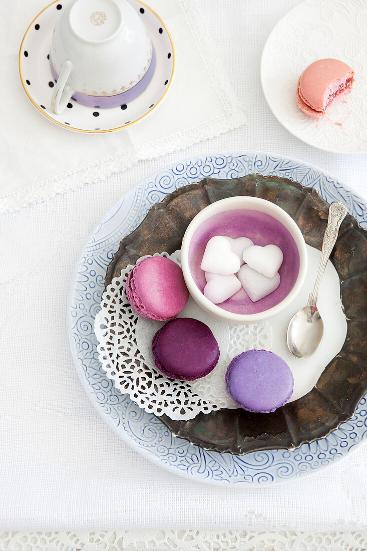Macarons in verschiedenen Violett-Tönen