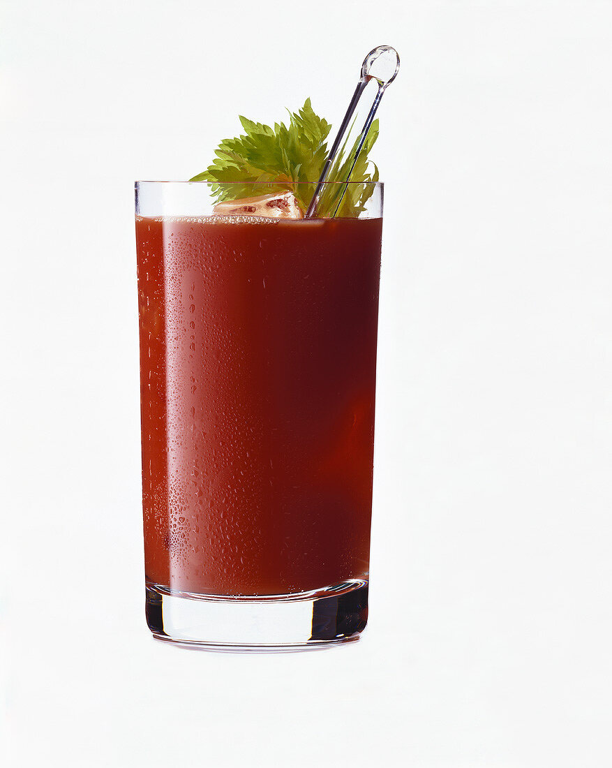 Bloody Mary mit Bacardi Rum, garniert mit Selleristange