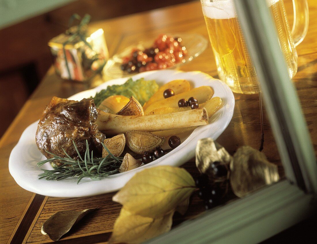 Lammhaxen mit Zwiebeln, Bratkartoffeln & Preiselbeeren