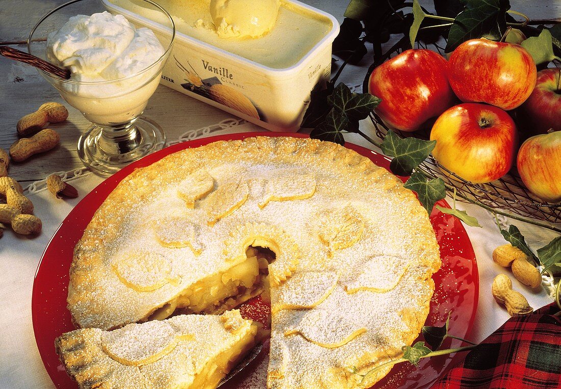 Apple-Pie mit Erdnüssen, Deko: Sahne,Vanilleeis,Äpfel,Nüsse