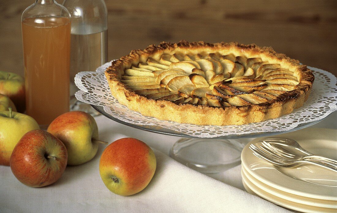 Apfelkuchen auf Tortenständer, Deko: Äpfel, Apfelsaft