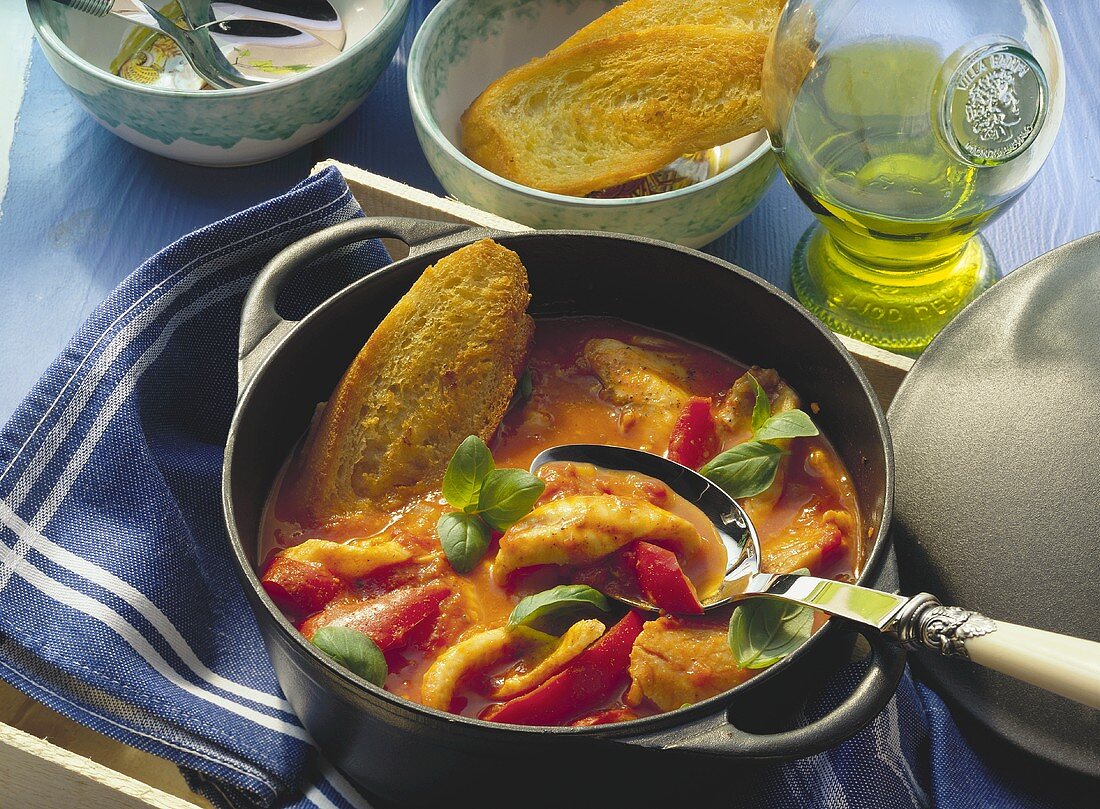 Seezungen-Tomaten-Ragout mit Basilikum & geröstetem Brot