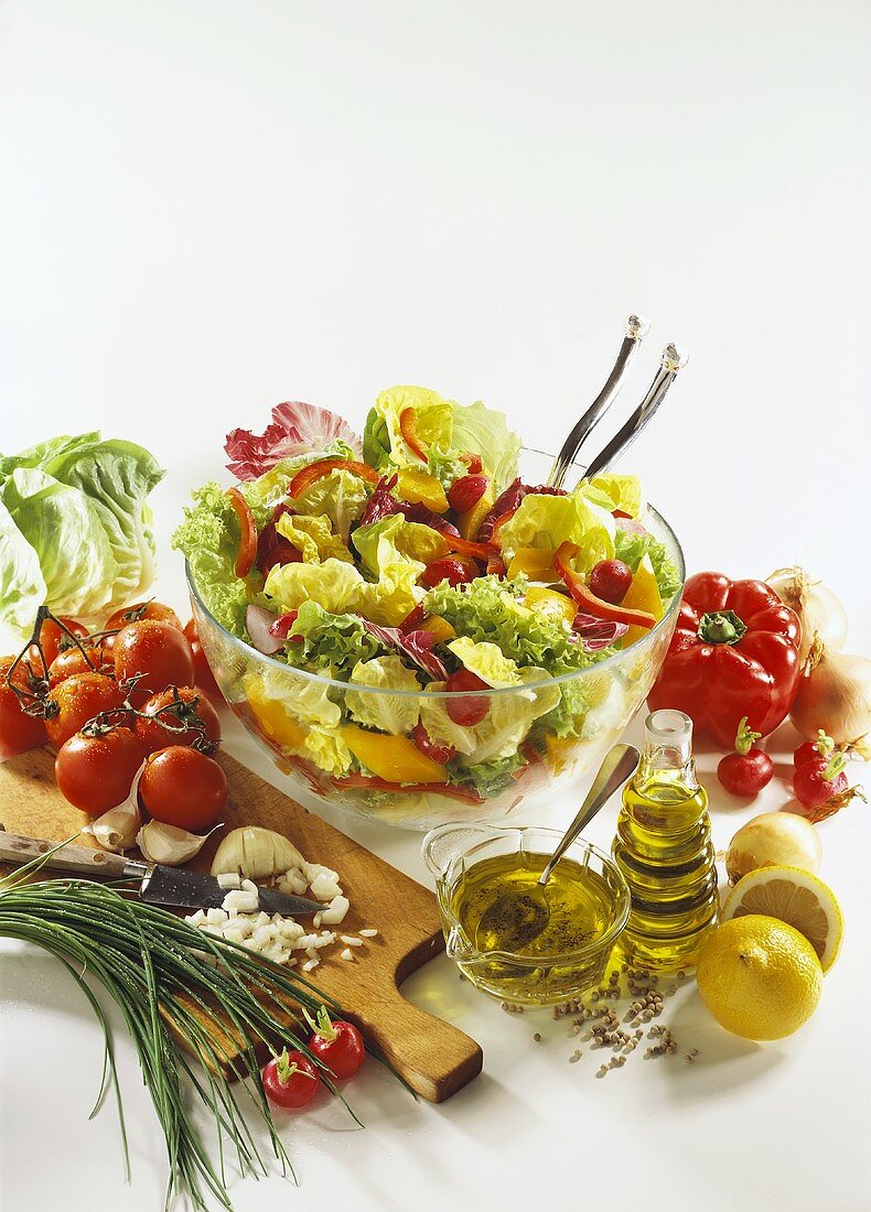 Gemischter Blattsalat mit Gemüse, Deko: viele Zutaten