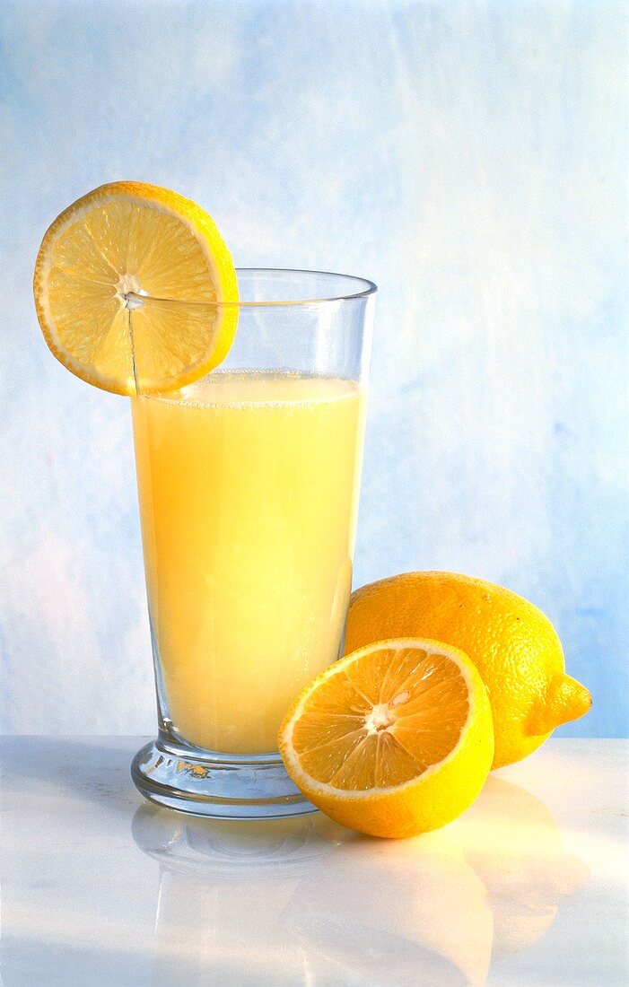 Ein Glas Zitronensaft, Deko: frische Zitronen