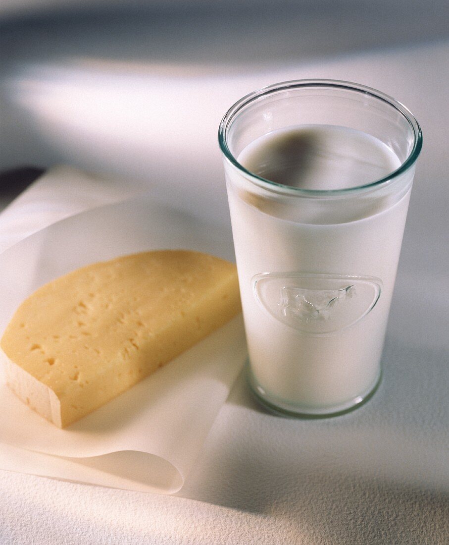 Ein Glas Milch & ein Stück Butterkäse