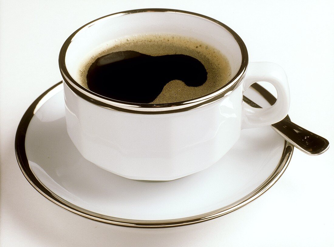 Eine Tasse schwarzer Kaffee (weißes Porzellan mit Silberrand)