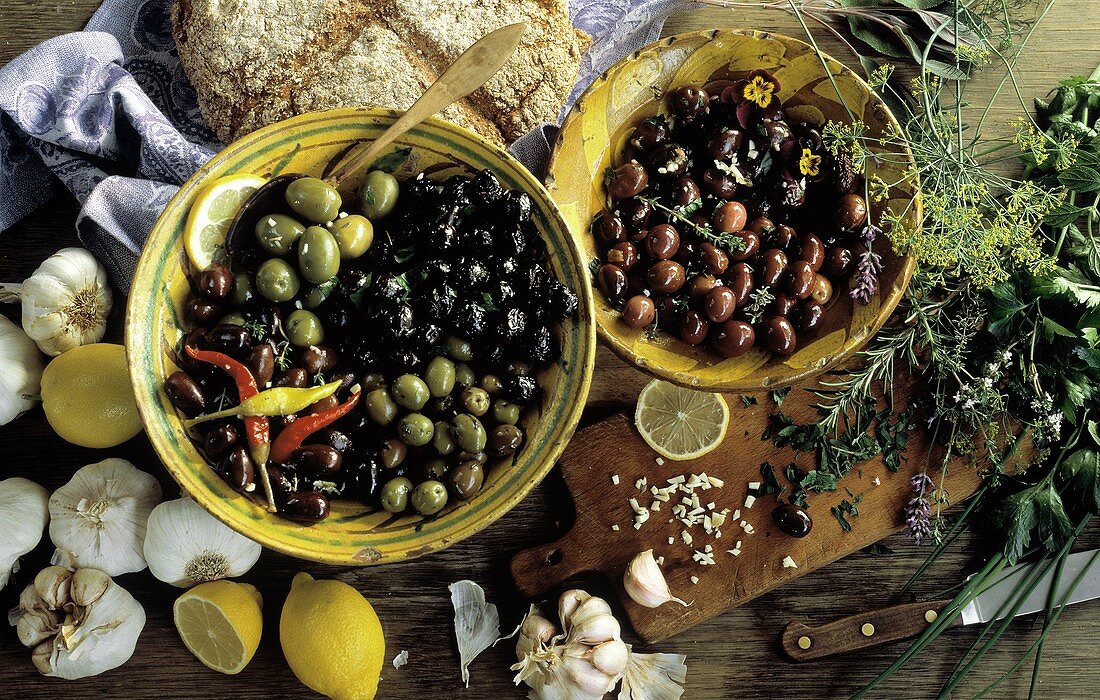 Stillleben mit verschiedenen eingelegten Oliven in Schüsseln