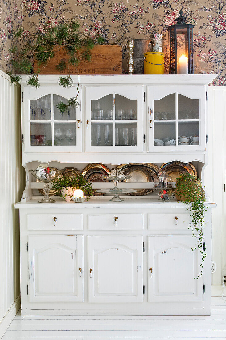 White nostalgic buffet cabinet