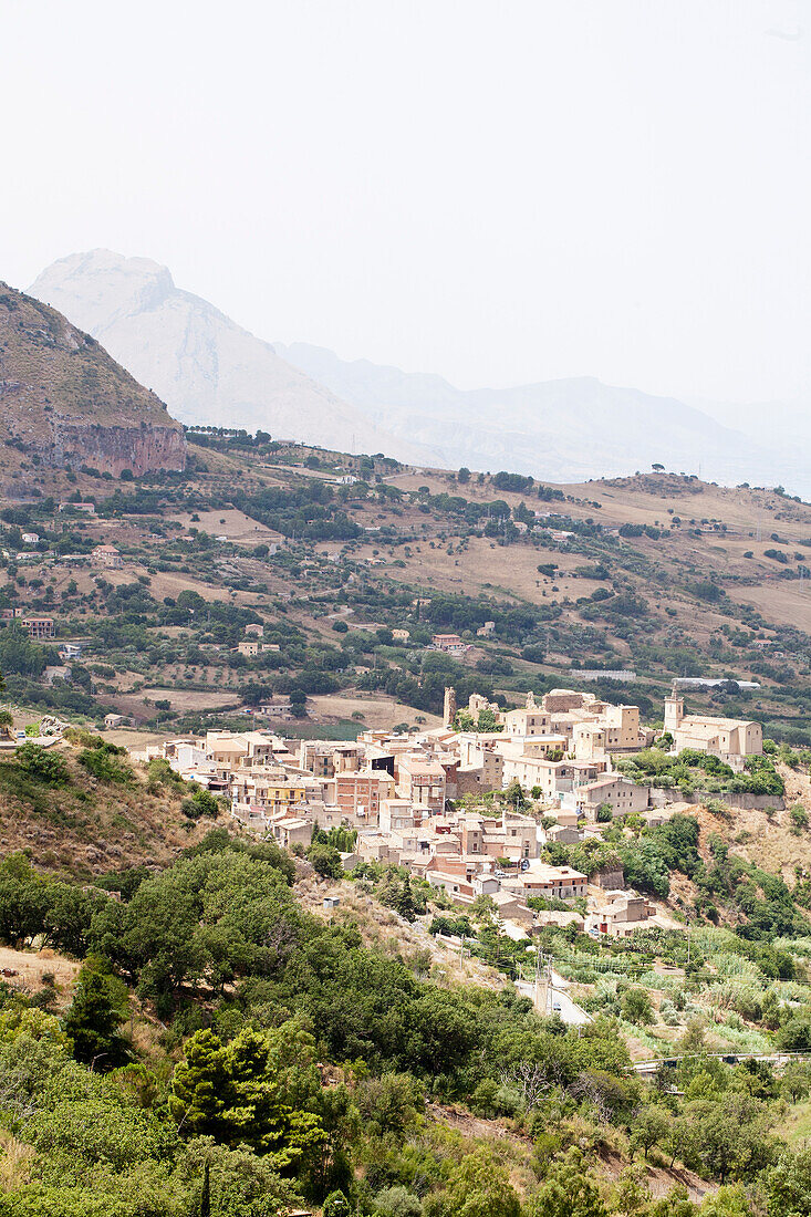 Blick auf sizilianisches Dorf, Italien