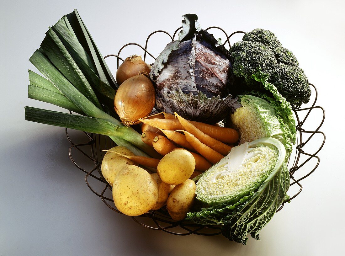 Frisches Gemüse in einer Drahtschale: