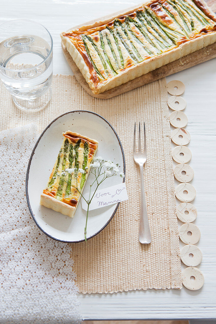 Quiche with green asparagus