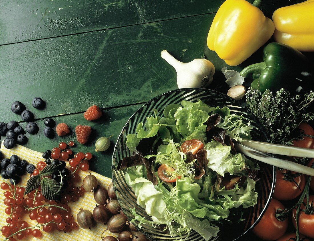 Blattsalate mit Tomaten in Schüssel, Deko: Beeren & Gemüse
