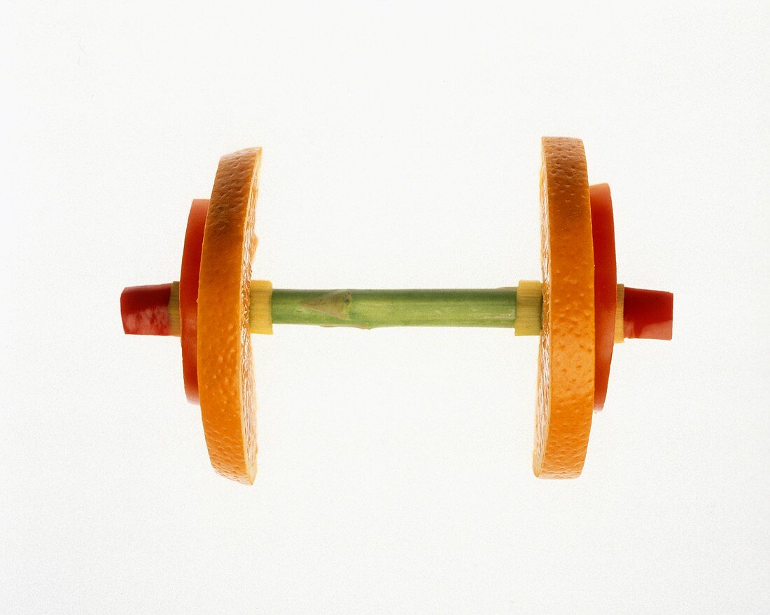 Symbolbild Fitness: Gewicht aus Gemüse & Obstscheiben
