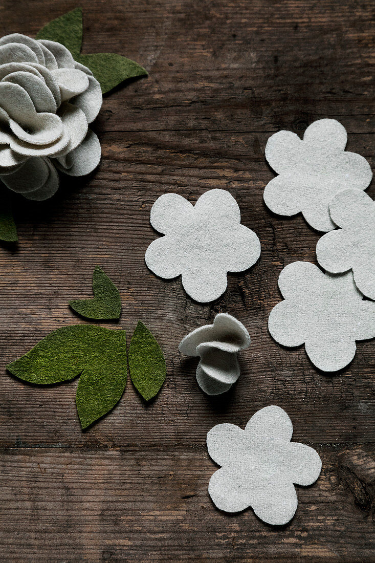 DIY flowers made of felt