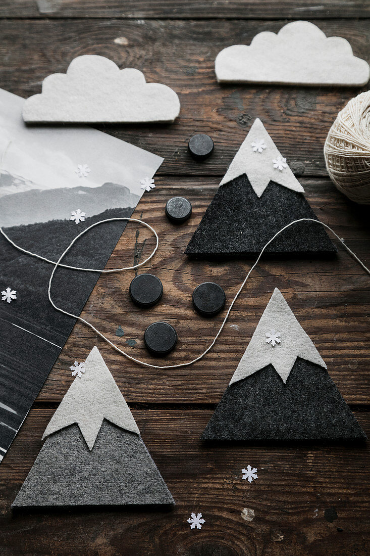 DIY fridge magnet mountains made of felt