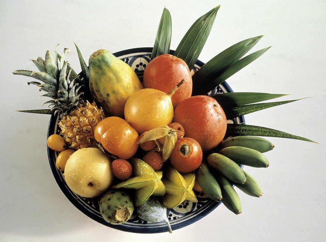Tropische Früchte auf einem Teller