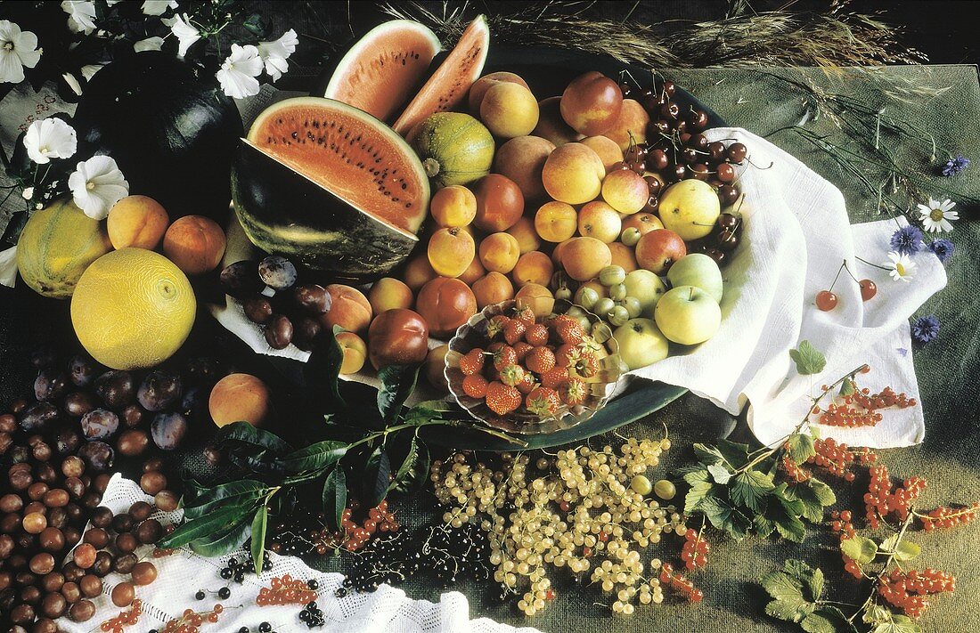 Stillleben mit Obst, Früchten, Beeren auf Tisch