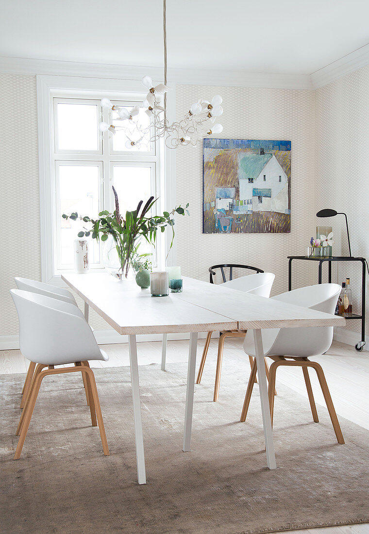 Weiß lackierter Holztisch mit Schalenstühlen