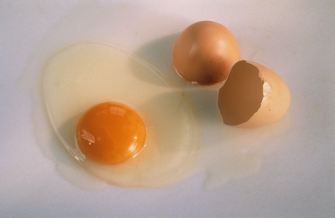 Aufgeschlagenes Ei auf Marmorplatte