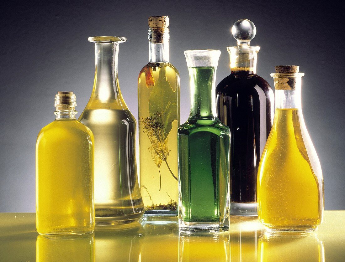 Verschiedene Essige & Öle in dekorativen Flaschen