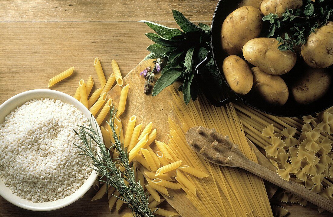 Stillleben mit Reis, Nudeln, Kartoffeln & Kräutern