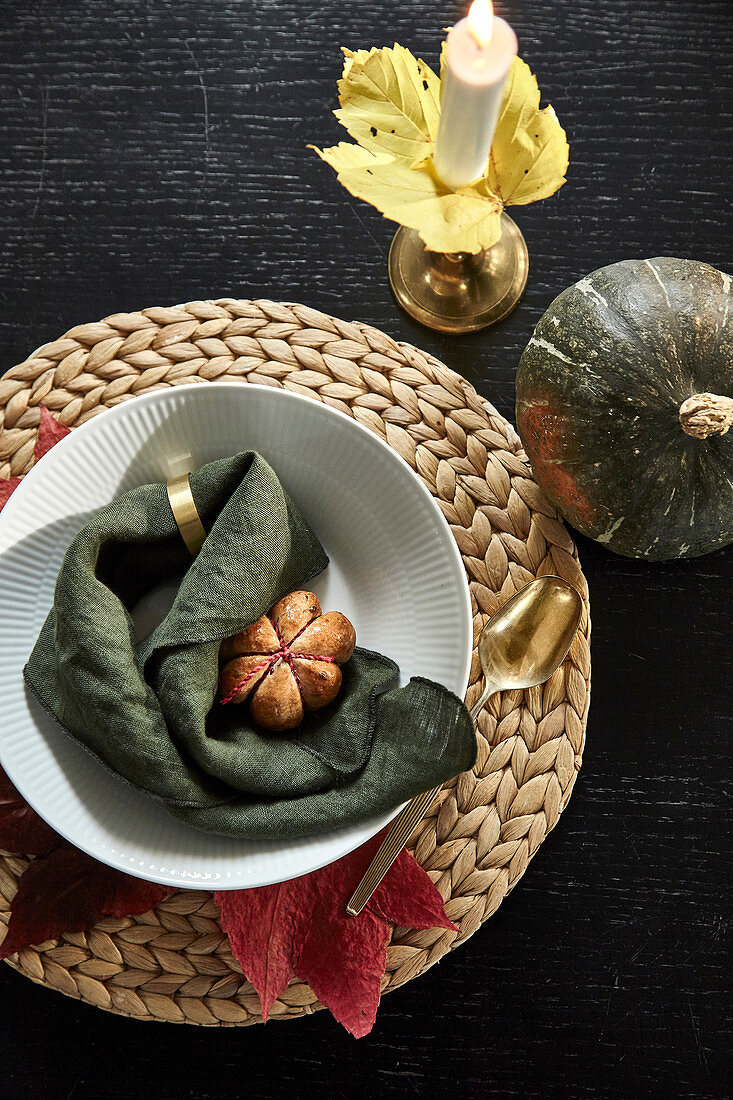 Autumnal place-setting