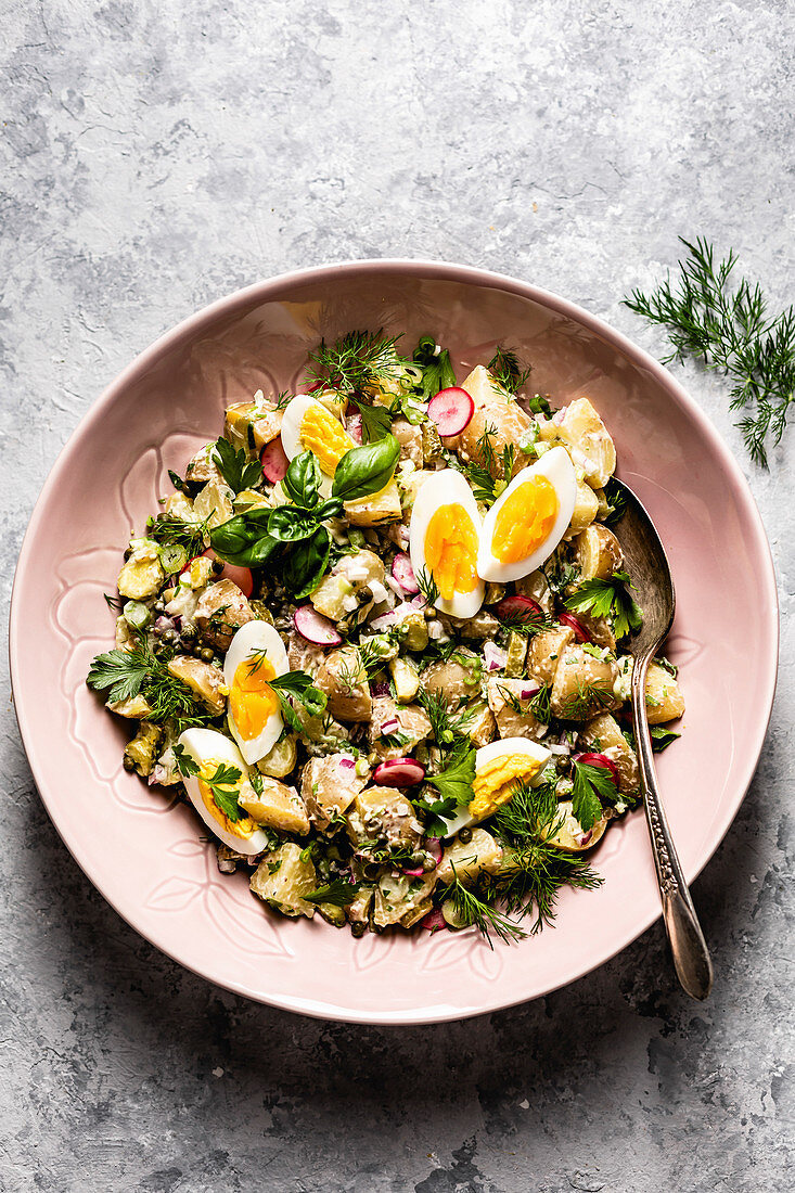 Kartoffelsalat mit Radieschen und Eiern